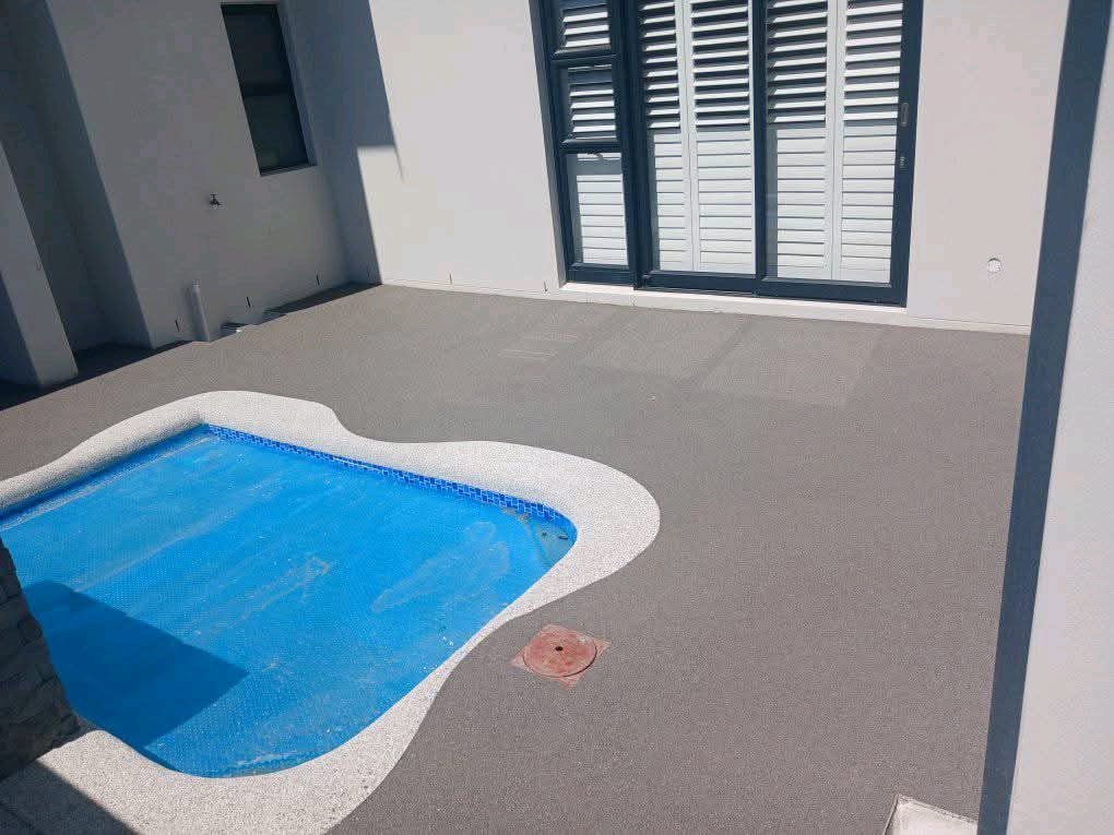 Quartz carpet flooring around swimming pool
