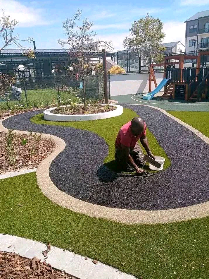 Installer smoothing rubber flooring surface